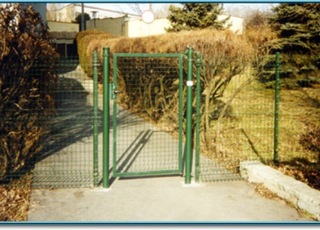 A kerítéshez illő ajtó vagy kapu választható